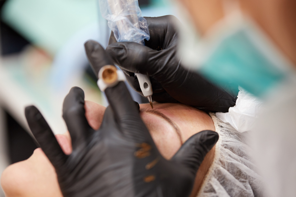 cosmetician-apply-permanent-make-up-eyebrows