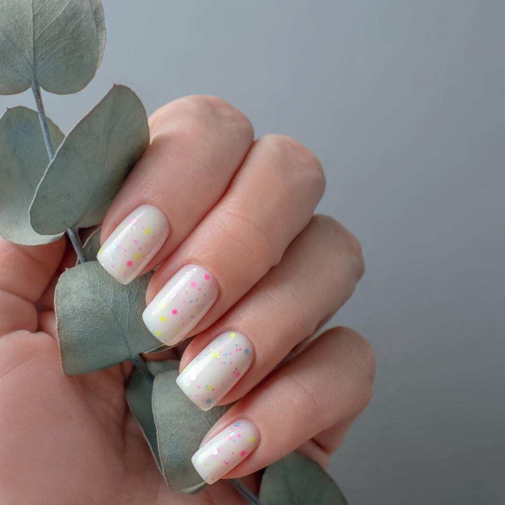 nude-manicure-design-nails-close-up